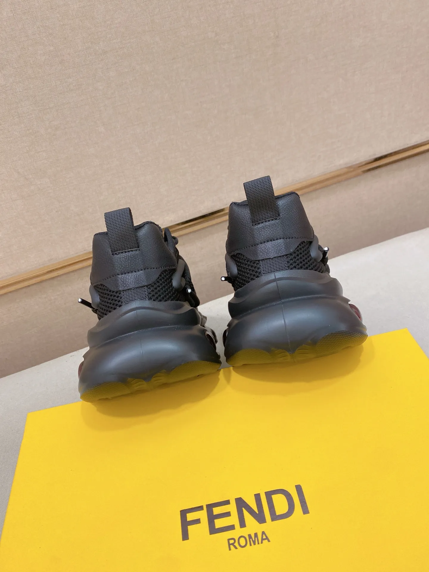 Men's shoes 💰 480💰 (fendi) New style 👊🏻 upper 🇮🇹 imported cowhide fabric 🇩🇪 lining imported sheepskin lining. The original outsole is molded to highlight the identity of every man, and the upper foot is elegant and stable🚶🏻🚶🏻The high-end custom counters reproduce the original version📯No matter the wind or rain, the shoe last remains unchanged and can withstand the verification of time🔍️,🔵 Size: 38-44